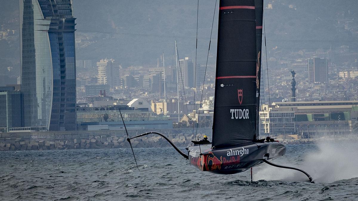 El Alinghi Red Bull Racing de la Copa América entrena en Barcelona