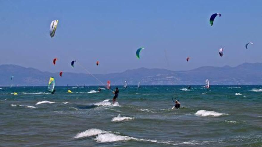 Sant Pere Pescador:  Calor a la sorra i vent per als amants de les onades