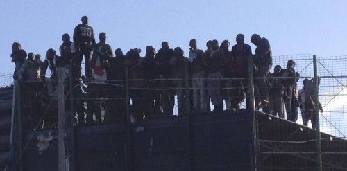 Una veintena de inmigrantes cruza la frontera de Melilla