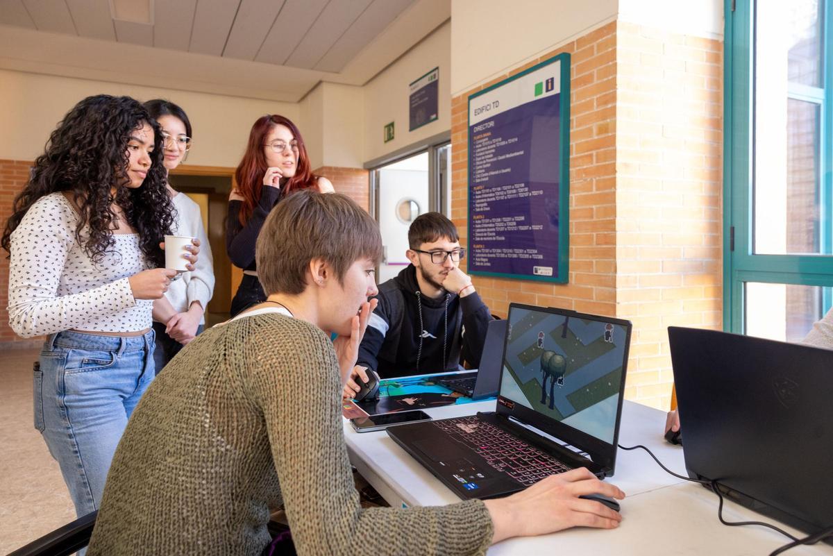 Un grupo de estudiantes prueba el juego de otros compañeros.