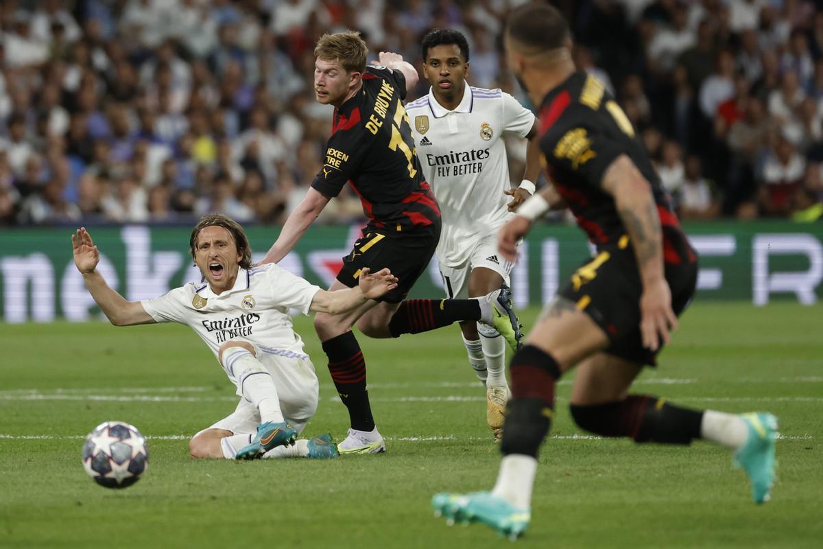 Modric, De Bruyne y Rodrygo, ante la mirada de Walker, en una acción del partido.