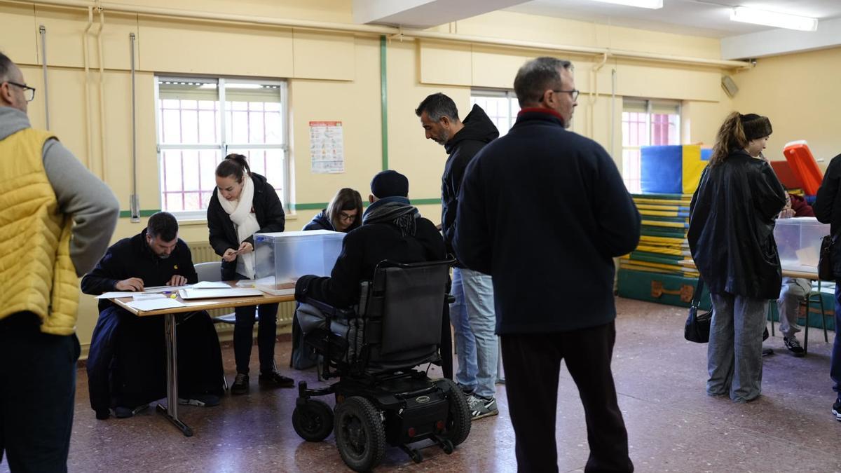 Votantes extremeños en su colegio electoral.