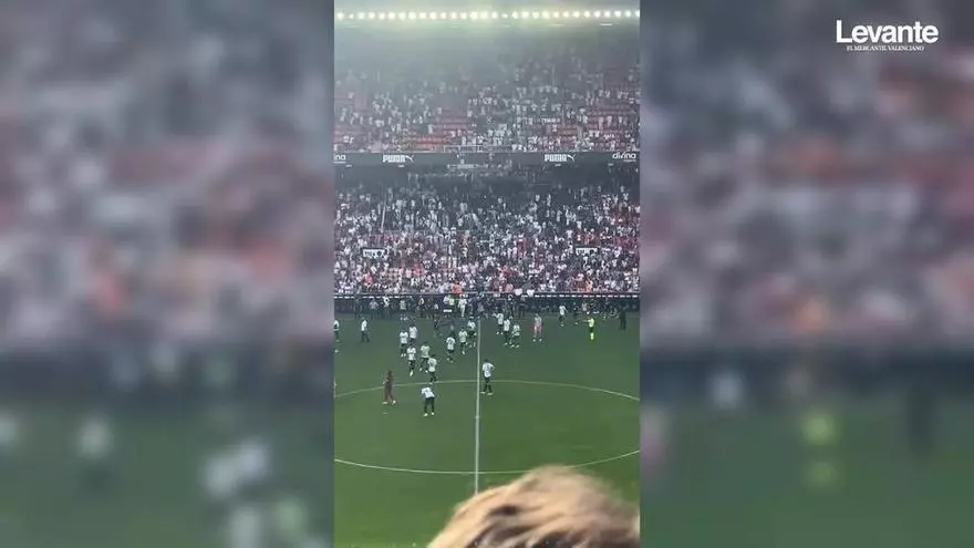 La gran pitada de Mestalla para despedir a los jugadores tras el 0-5 contra el FC Barcelona