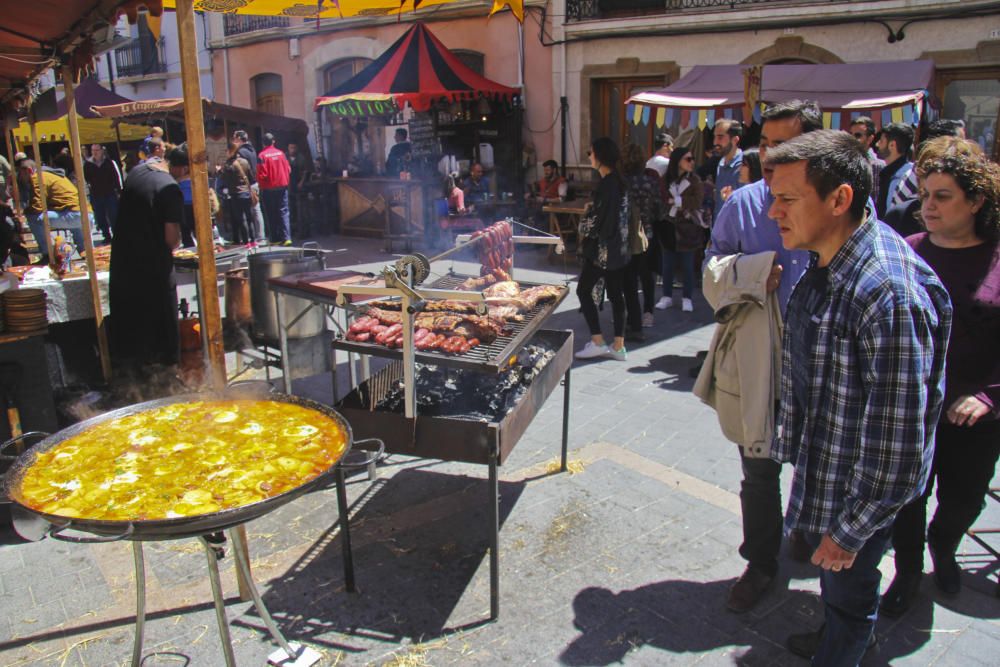 Numerosas personas visitan la Feria de San Isidro para conocer la oferta de los 300 expositores y disfrutar de los actos culturales