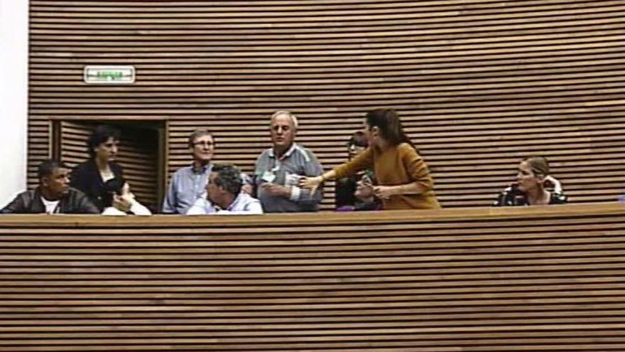 Desalojan a unos invitados en las Corts tras insultar a la consellera Salvador