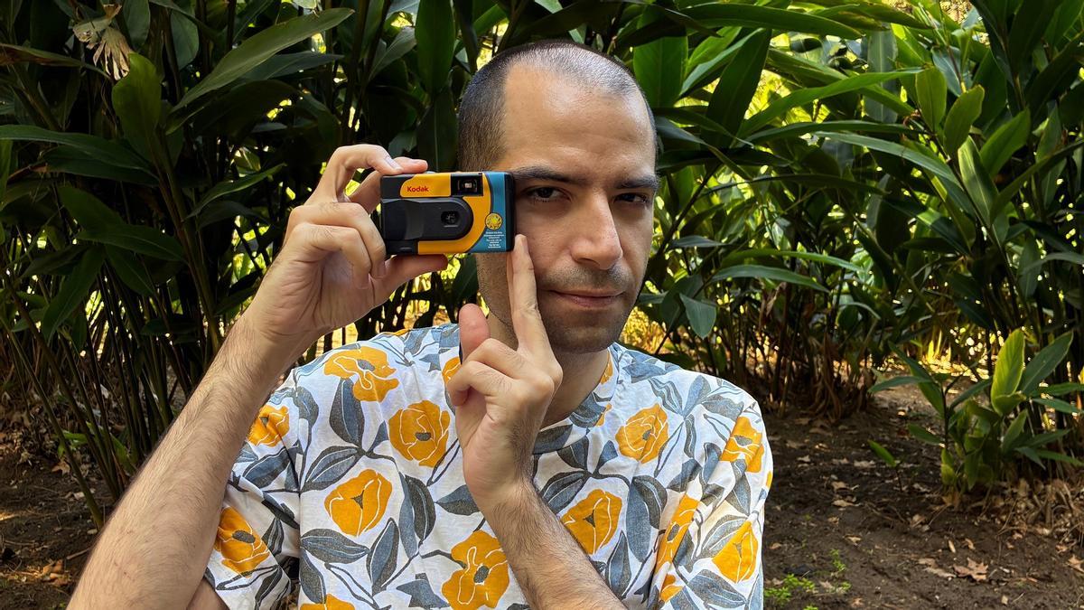 Javier España, en la arboleda del Hospital Civil.