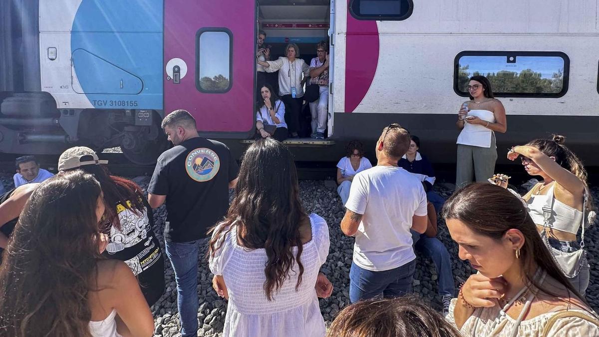 La odisea de la evacuación de los afectados por la suspensión de trenes en Cuenca