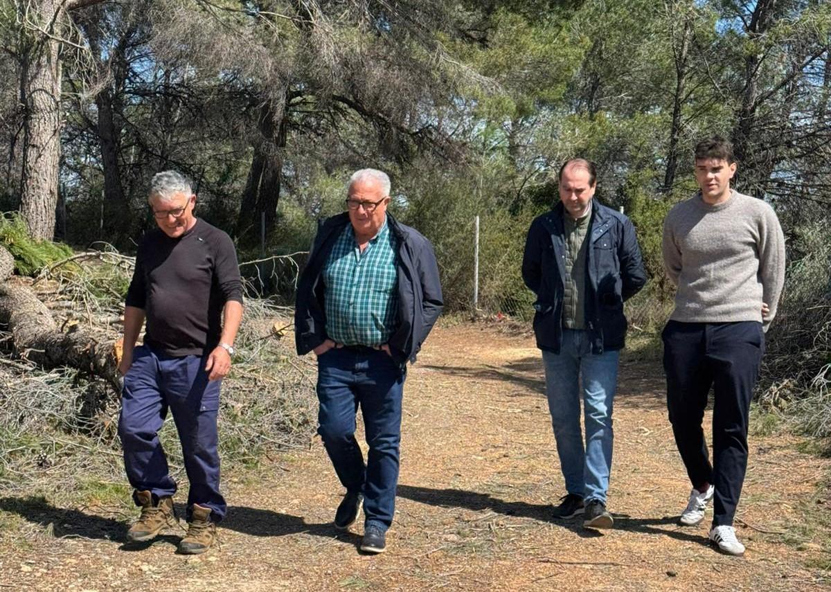 El alcalde de Orpesa, Rafael Albert, y el concejal de Medio Ambiente, David Juárez, supervisan sobre el terreno los trabajos.