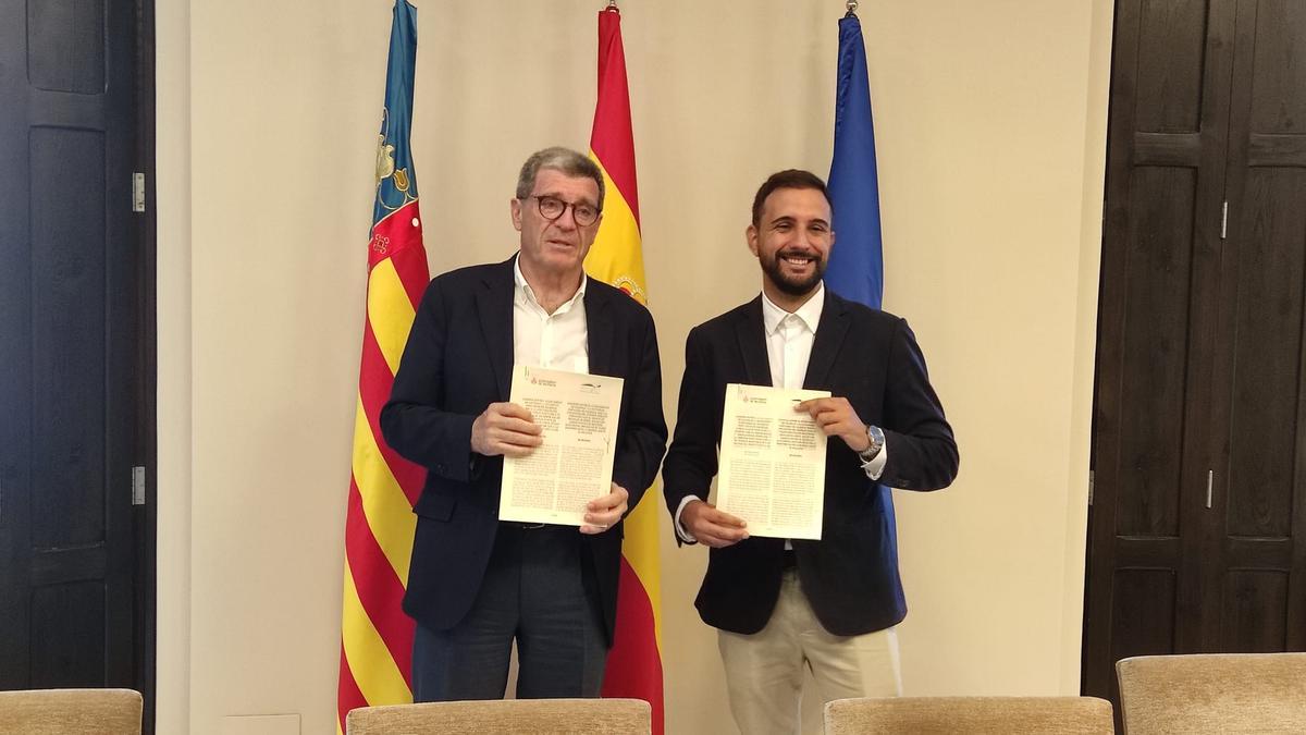 Firma del convenio para instalar el árbol solar en la Marina