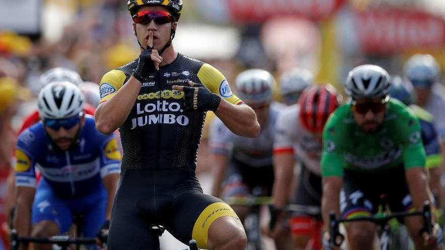 El holandés Dylan Groenewegen manda callar al imponerse en la meta de la séptima etapa. // Reuters