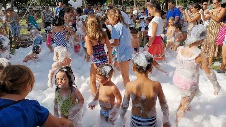 Ayer hubo carnaval de niños y mascotas y Festa da Espuma. // SA