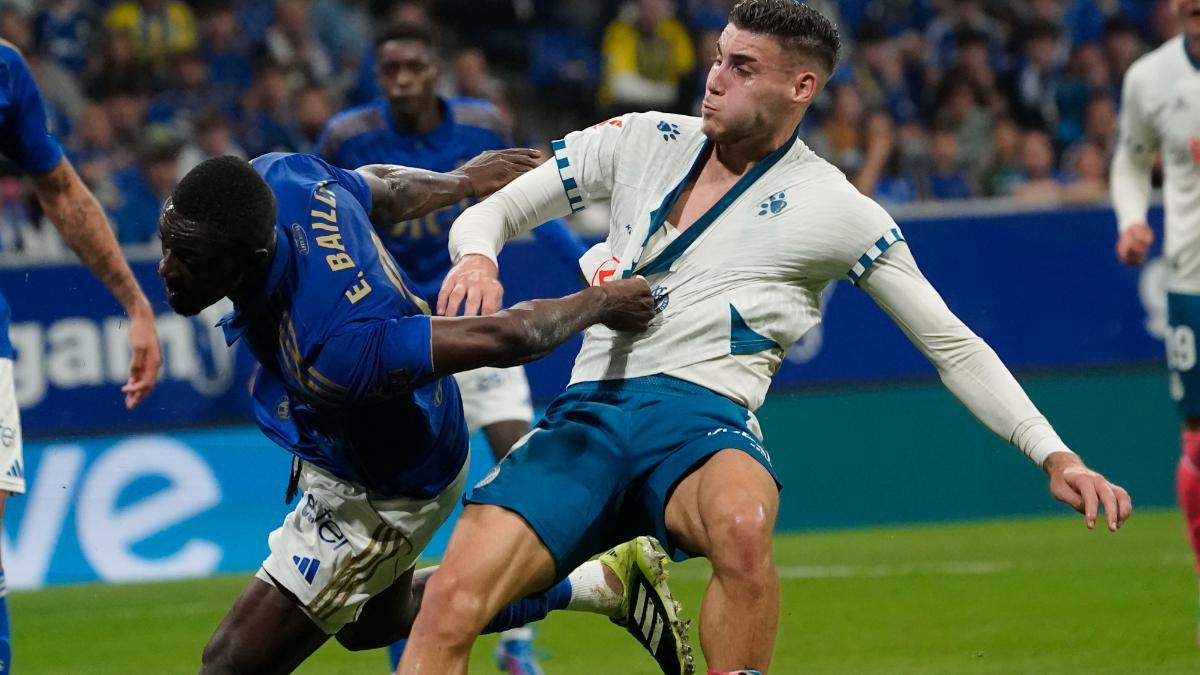 Roberto Fernández pugna por un balón ante Bailly