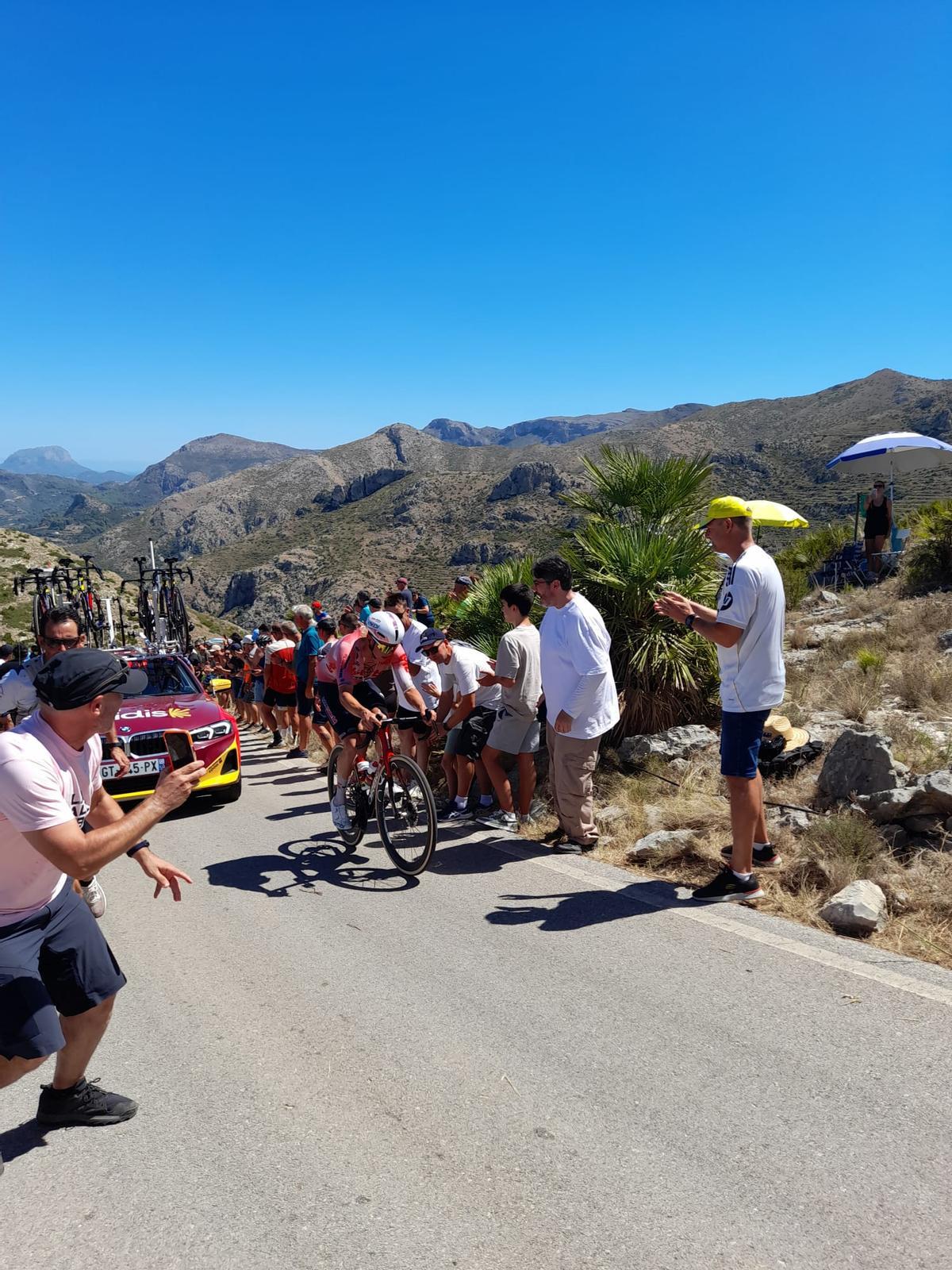 Las imágenes de la durísima ascensión al Miserà, el puerto de la Marina Alta inédito en la Vuelta
