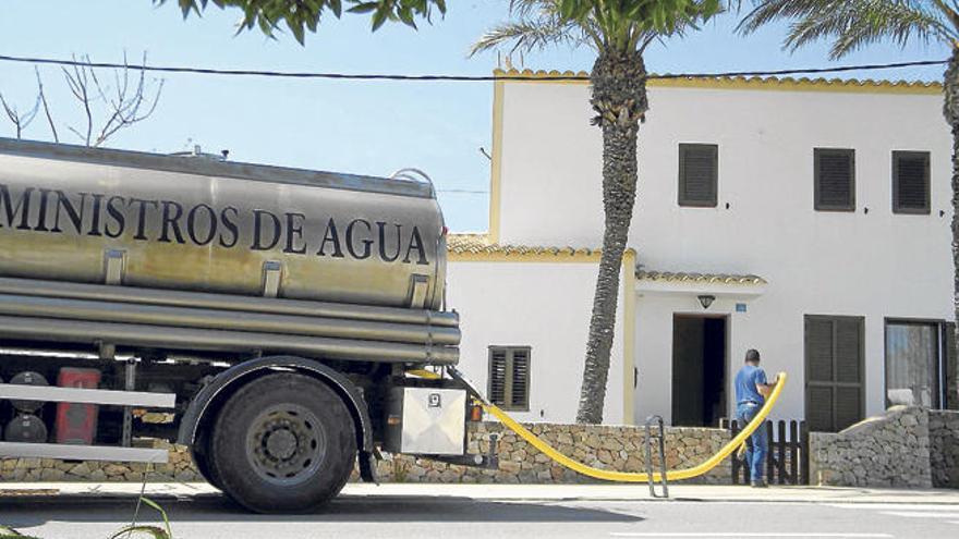 Suministro de agua a una vivienda mediante un camión cuba.