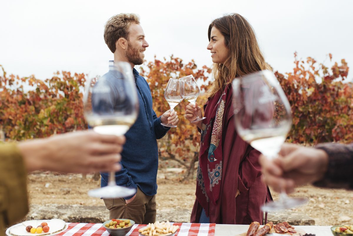 Dos amigos difrutando del vino DOCa Rioja una tarde de otoño.