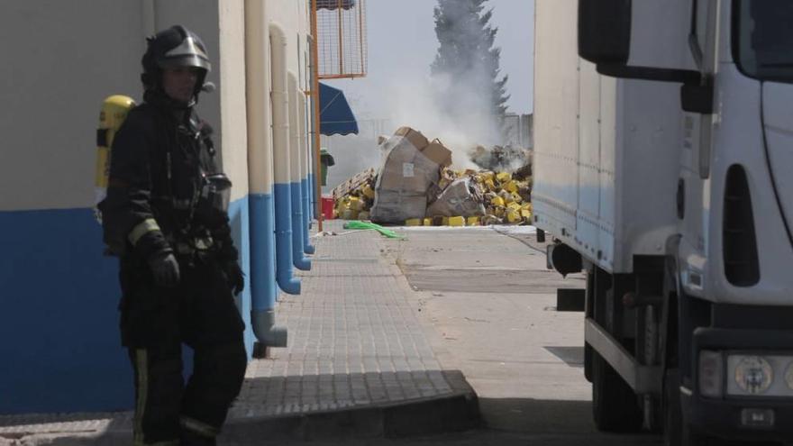 Un asmático acaba en el hospital por un incendio en una nave del polígono