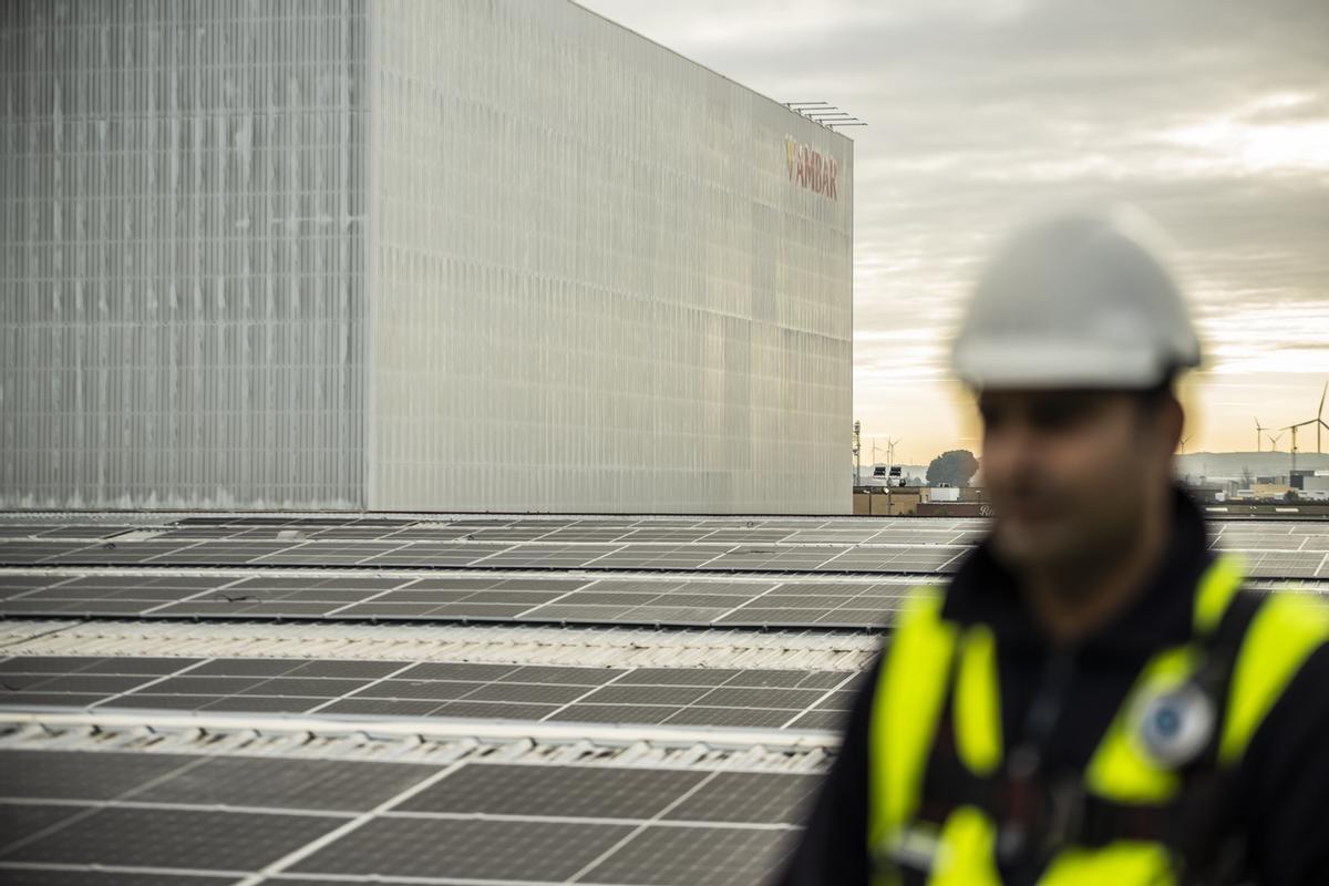 Un trabajador en la cubierta de las instalaciones de Ambar donde se han comenzado a instalar las placas fotovoltaicas.