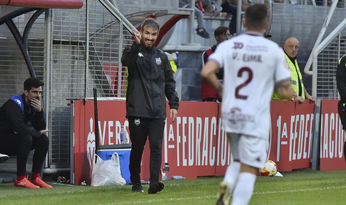 Rubén Domínguez da instrucciones en un partido fuera de casa.