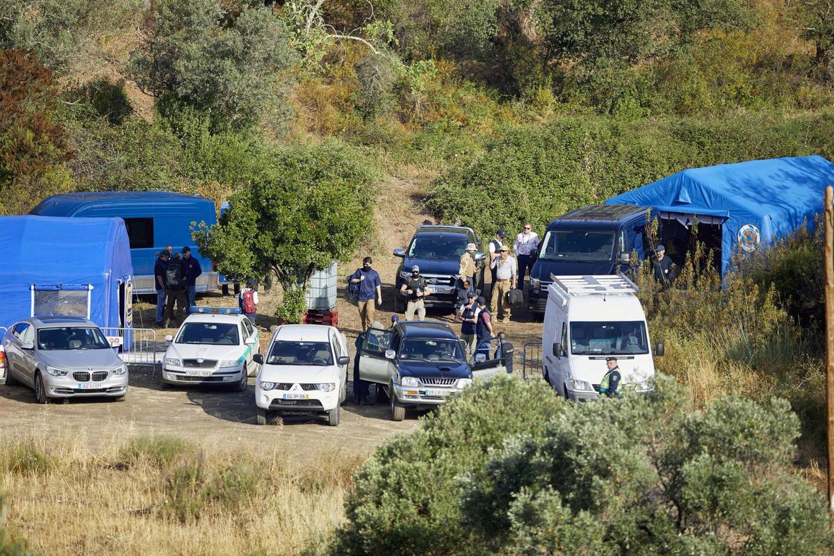 Agentes de la policía portuguesa, acompañados de efectivos alemanes y británicos, buscan evidencias sobre la desaparición de Madeleine McCann en un embalse del Algarve, en el sur de Portugal.EFE/EPA/RICARDO NASCIMENTO Agentes de la policía portuguesa, acompañados de efectivos alemanes y británicos, buscan evidencias sobre la desaparición de Madeleine McCann en un embalse del Algarve, en el sur de Portugal.EFE/EPA/RICARDO NASCIMENTO