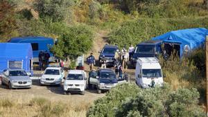 Agentes de la policía portuguesa, acompañados de efectivos alemanes y británicos, buscan evidencias sobre la desaparición de Madeleine McCann en un embalse del Algarve, en el sur de Portugal.EFE/EPA/RICARDO NASCIMENTO