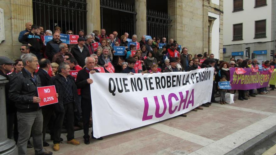 Unas 300 personas se concentran en Cangas de Onís en defensa de las pensiones