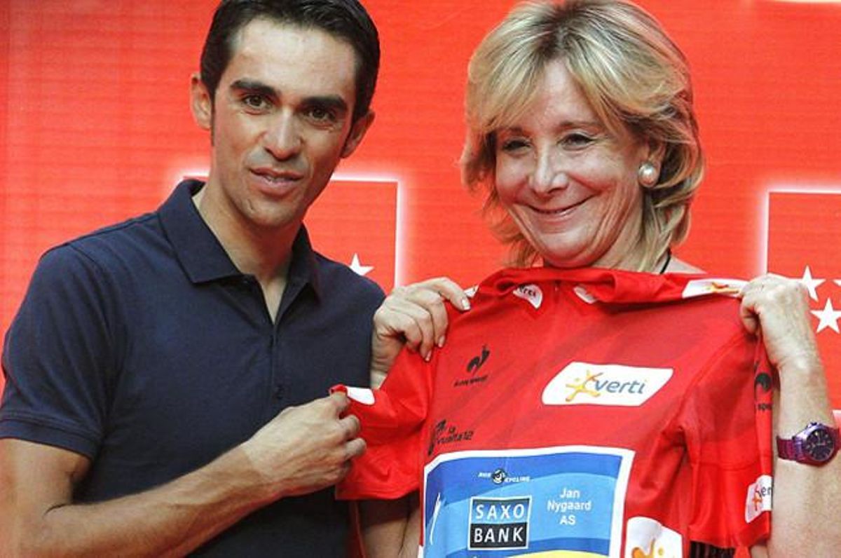 Esperanza Aguirre, amb l’últim guanyador de la Vuelta a Espanya 2012, Alberto Contador.