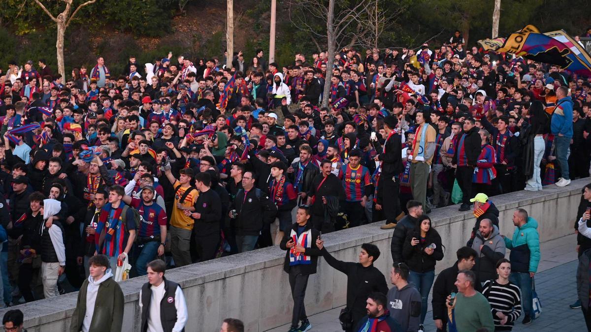 Aficionados blaugrana en el exterior del estadio antes de empezar el partido de vuelta de los octavos de final de la champions league entre el FC Barcelona y el Napoli en Montjuic.