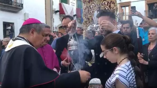 Vídeo | Pedro Luis García Gómez y Blanca López han ofrecido al Nuncio el incensario en presencia del mayordomo Ricardo Fernández