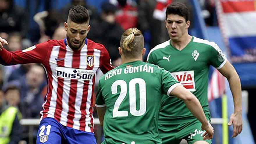 Ferreira-Carrasco, ante Gontán en una acción del partido.