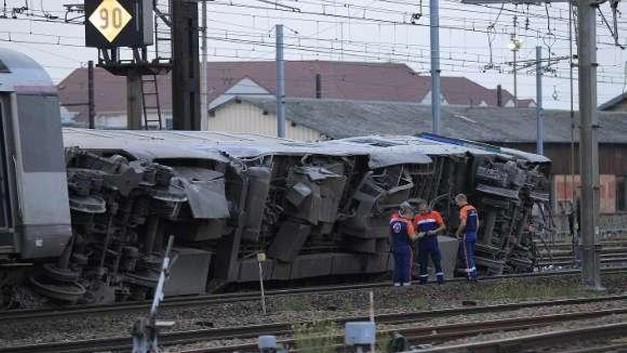 Seis muertos y decenas de heridos al descarrilar un tren cerca de París