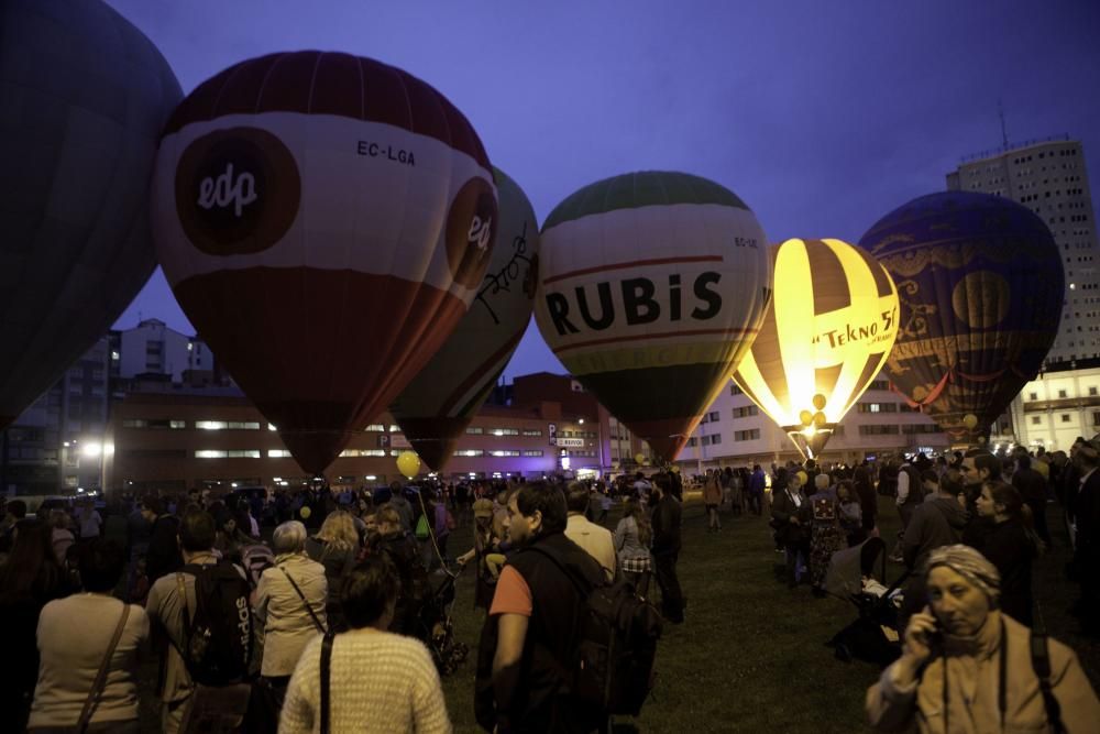 Los globos aerostáticos se iluminan con la música en el "solarón" de Gijón.