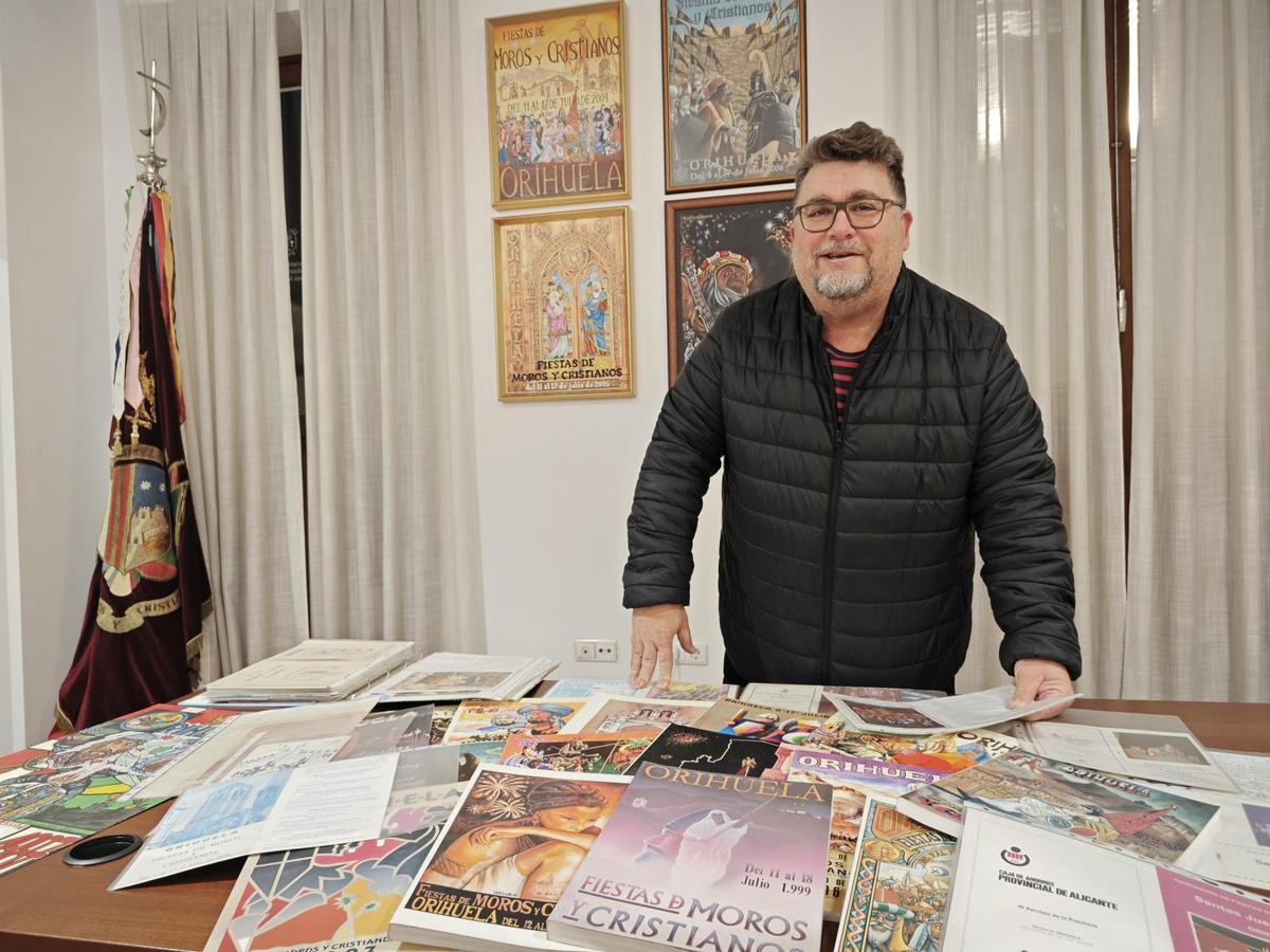 Fernando López López recopila carteles festeros del archivo de la asociación para la exposición