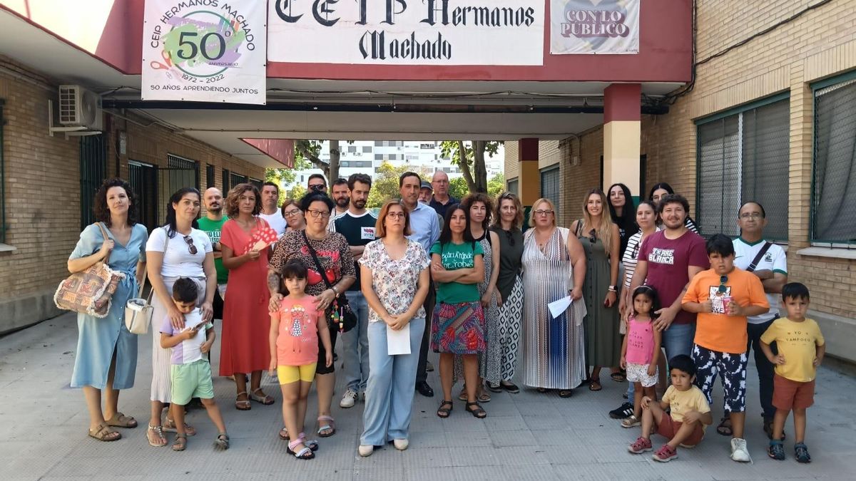 Profesores, padrs y alumnos frente a la puerta del CEIP Hermanos Machado para denunciar la pérdida de la línea de 3 años.