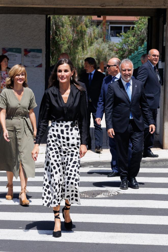 La reina Letizia, con falda midi de Massimo Dutti, en La Palma