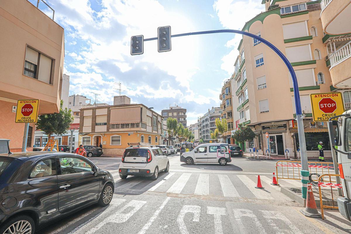 Último cruce semafórico instalado en Torrevieja en la calle San Policarpo, que ha reducido sensiblemente la siniestralidad en la zona