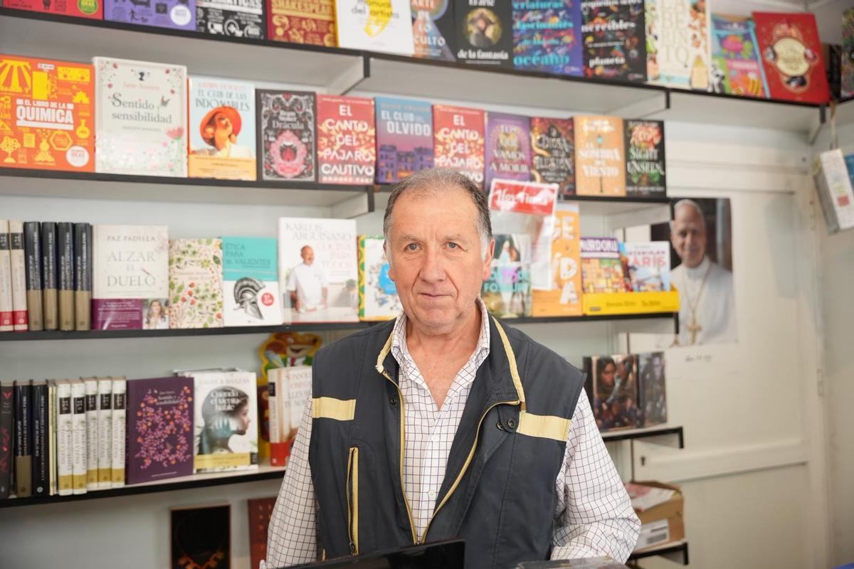 Antonio Morato, empleado de la Librería Padre Rafael, en su caseta de la Feria del Libro de Badajoz.