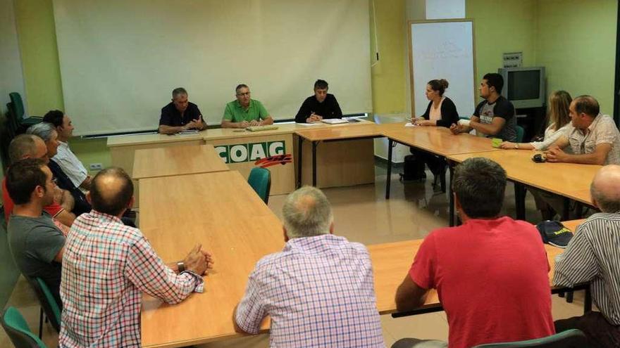 Reunión de los ganaderos afectados por el incendio de Arribes con representantes de la Alianza.
