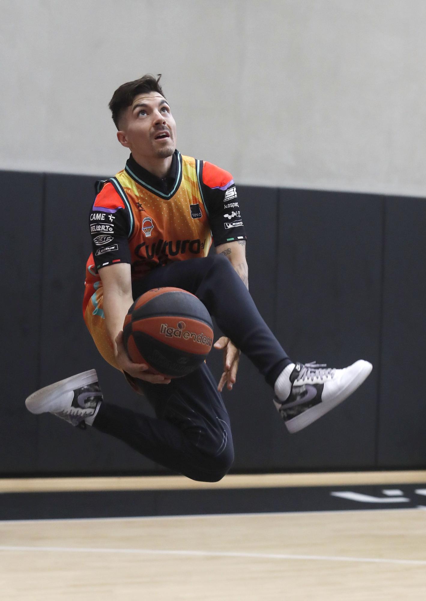 Los pilotos del Mundial de Motociclismo juegan a baloncesto en L´Alqueria del Basket