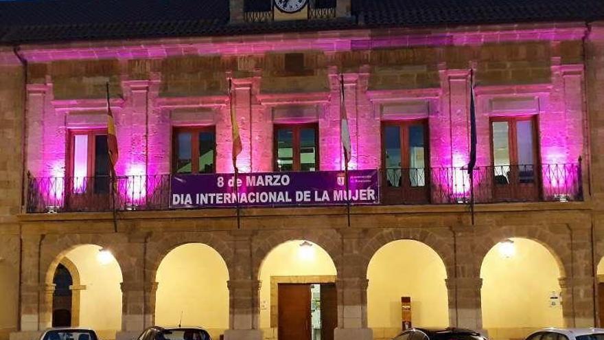 La pancarta del Ayuntamiento de la Plaza Mayor en apoyo a la mujer.