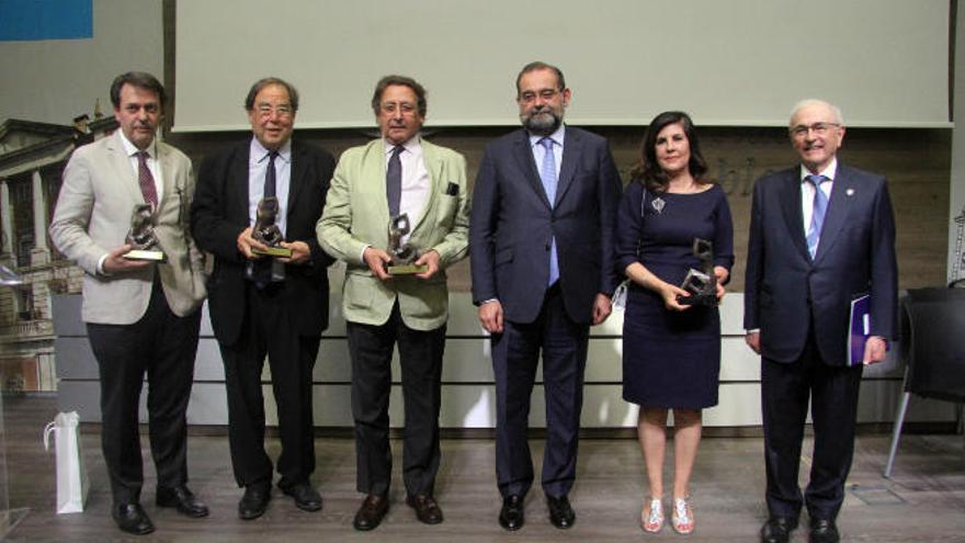 José Manuel Otero Novas en el Instituto CEU de Estudios de la Democracia y Premios al Mérito en la Defensa de España. De izquierda a derecha, los galardonados Augusto Ferrer Dalmau, Francesc de Carreras, Alfonso Ussía, el canciller de la Universidad San Pablo CEU, Alfonso Bullón, Gloria Lago y José Manuel Otero-Novas.