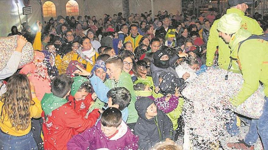 Una tonelada de confeti cubre de color el Carnaval de Vinaròs