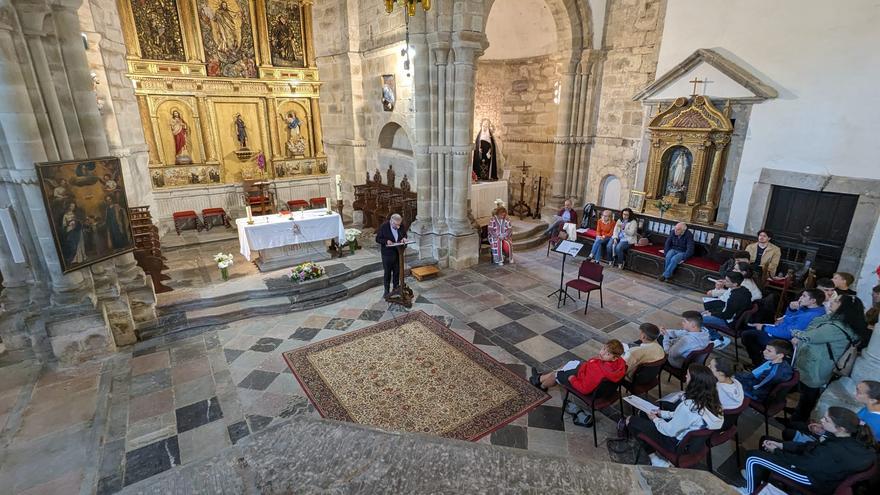 Los jóvenes salenses, futuros guardianes del patrimonio local, recitan y cantan al monasterio de Cornellana