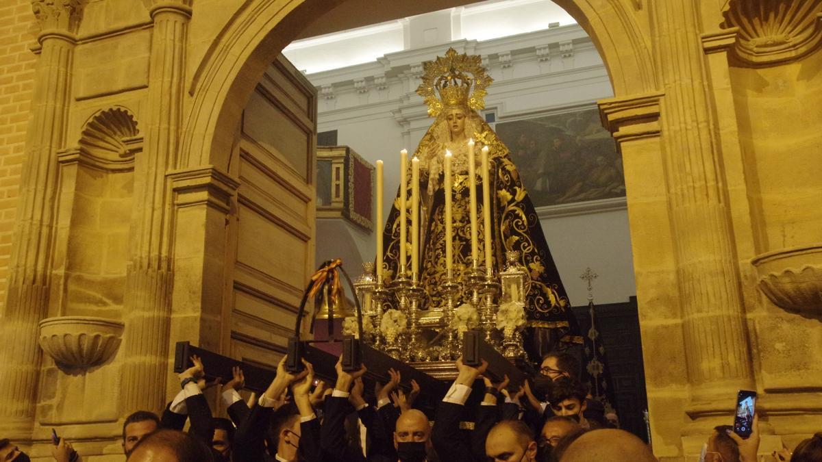 Rosario vespertino de la Virgen del Traspaso y Soledad, de Viñeros.