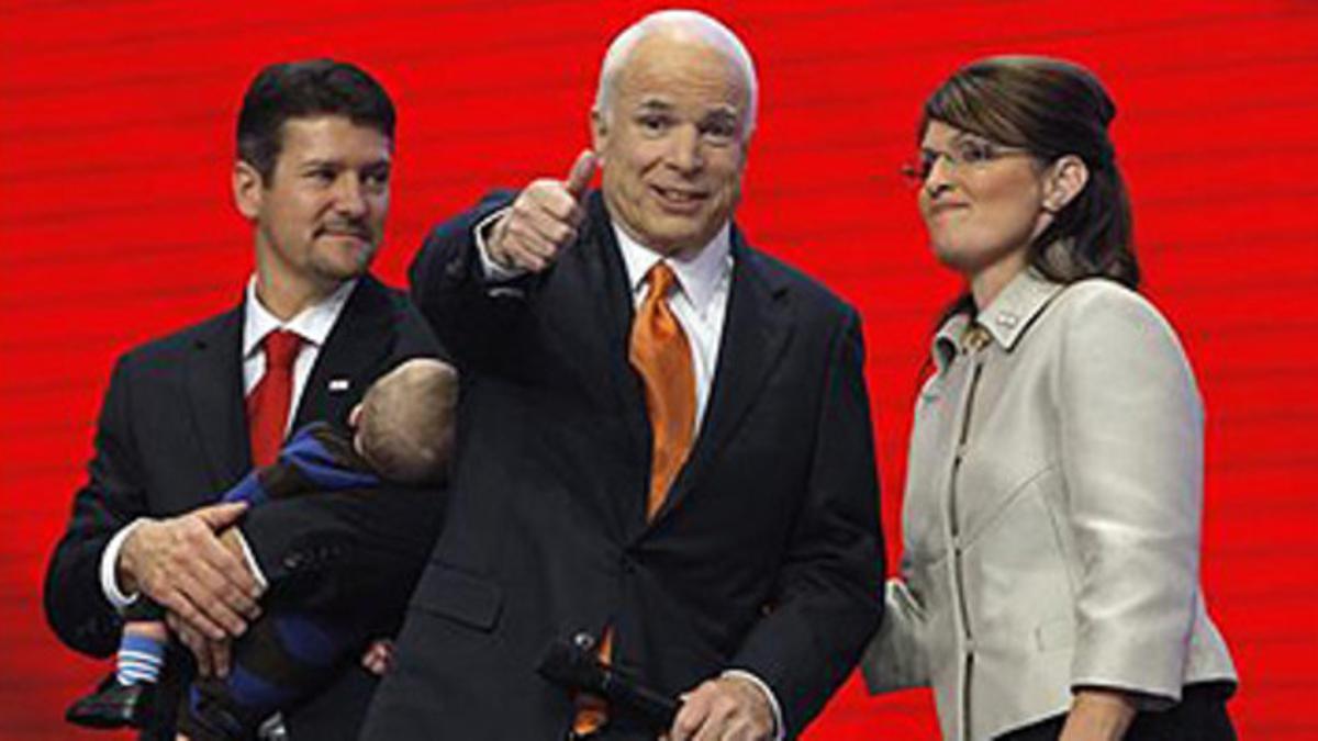 El candidato republicano McCain y su número dos (derecha), junto al marido de ésta, Todd, y el hijo de ambos.