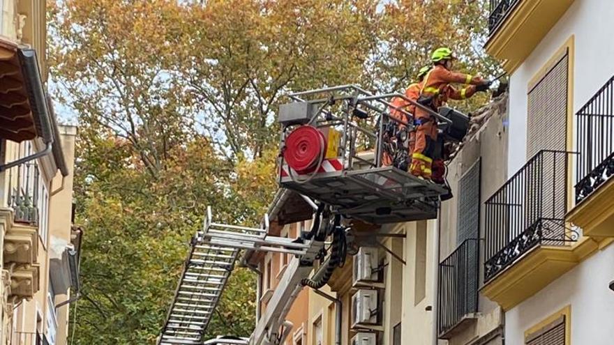 Imatge dels bombers retirant els rebles que representaven perill.