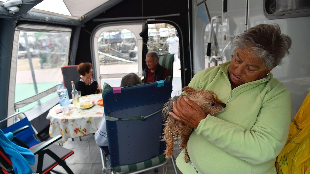 Paquita García abraza a una de sus perritas, tras salvarse del incendio del camping de Bolnuevo.