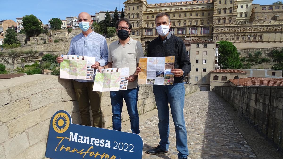 Jordi Calsina, Agustí Comas i Joan Calmet, ahir al Pont Vell de Manresa amb la Cova de fons