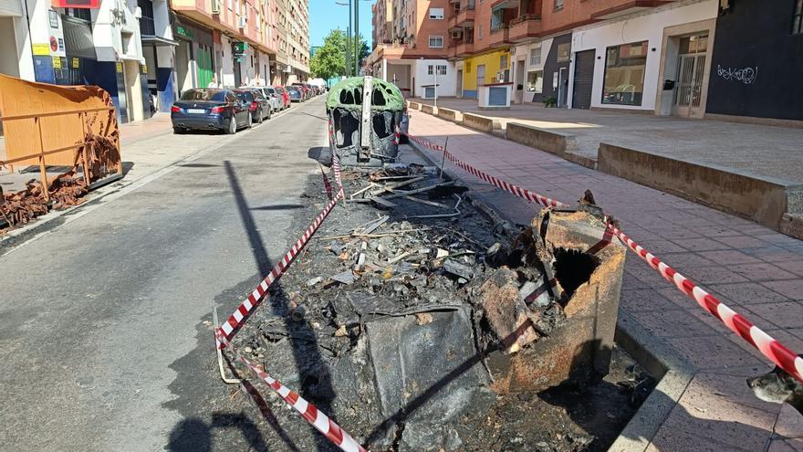 Quemados cinco contenedores y una terraza de Delicias en Zaragoza