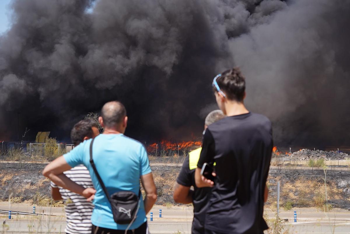 GALERÍA | Las imágenes del incendio en la planta de residuos Zaresa de Roales