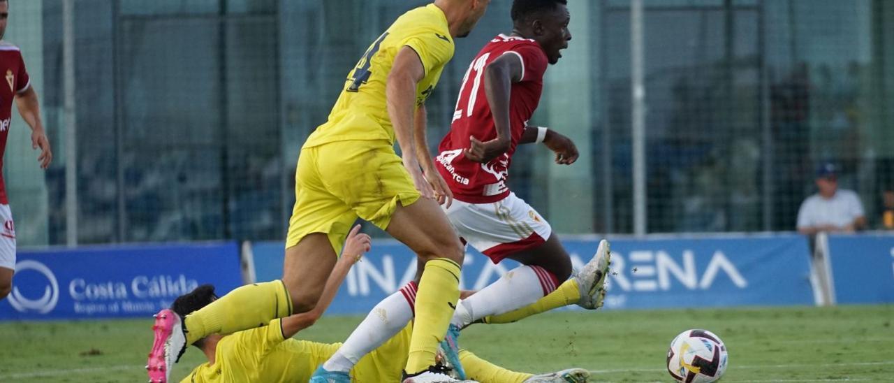 Zeidane Inoussa se escapa de dos rivales en el partido de ayer.